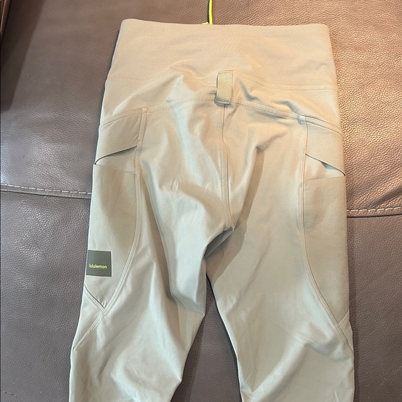 Lululemon Cargo Super-High-Rise Hiking Leggings 25”, size 6 - Picture 8 of 10